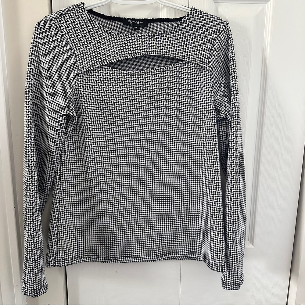 Woman’s black and white houndstooth top. Peep hole on the chest. Size small